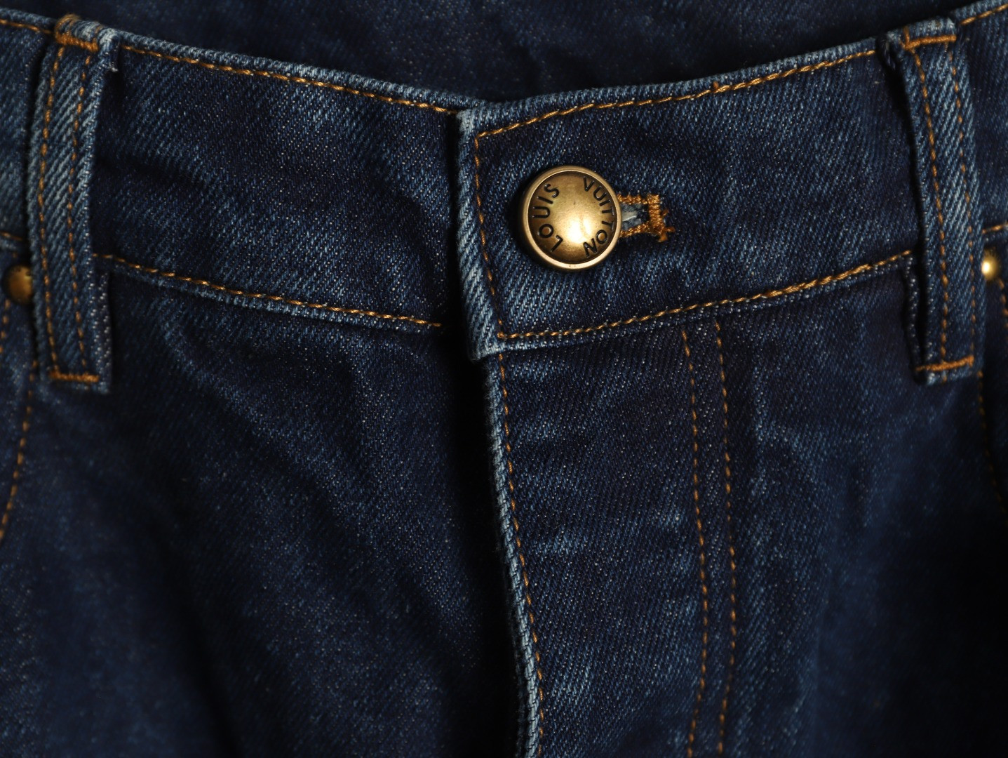 l0*is V*t0n jeans