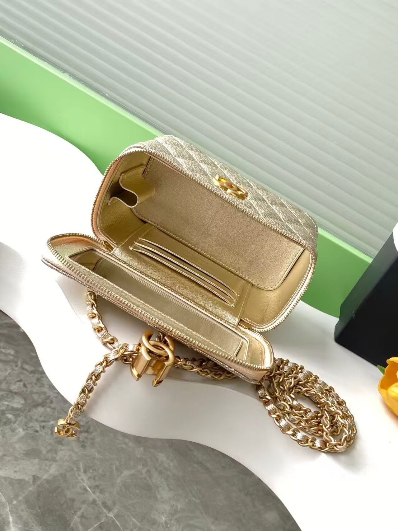 Ch*el vanity with chain 9.5x17x8cm