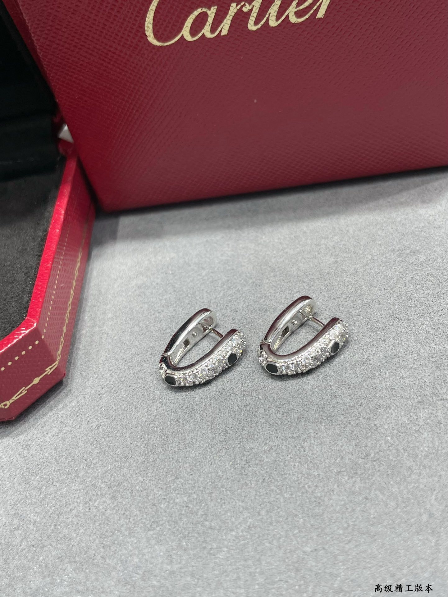 Ca*t*er u-shaped spot earrings