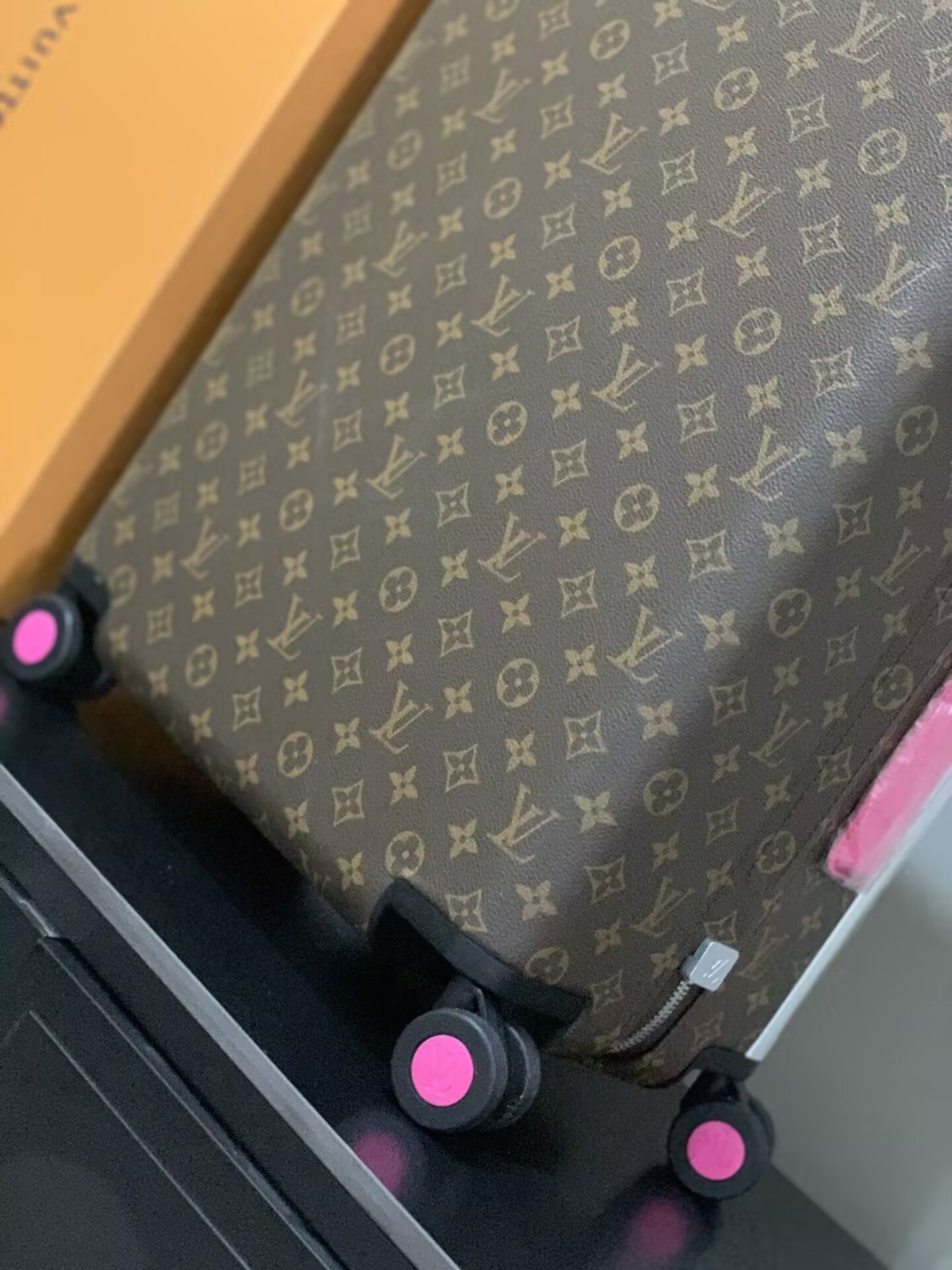 l0*is V*t0n lv horizon 55 colormania fuchsia m46780 15 x 21.7 x 8.3 inches