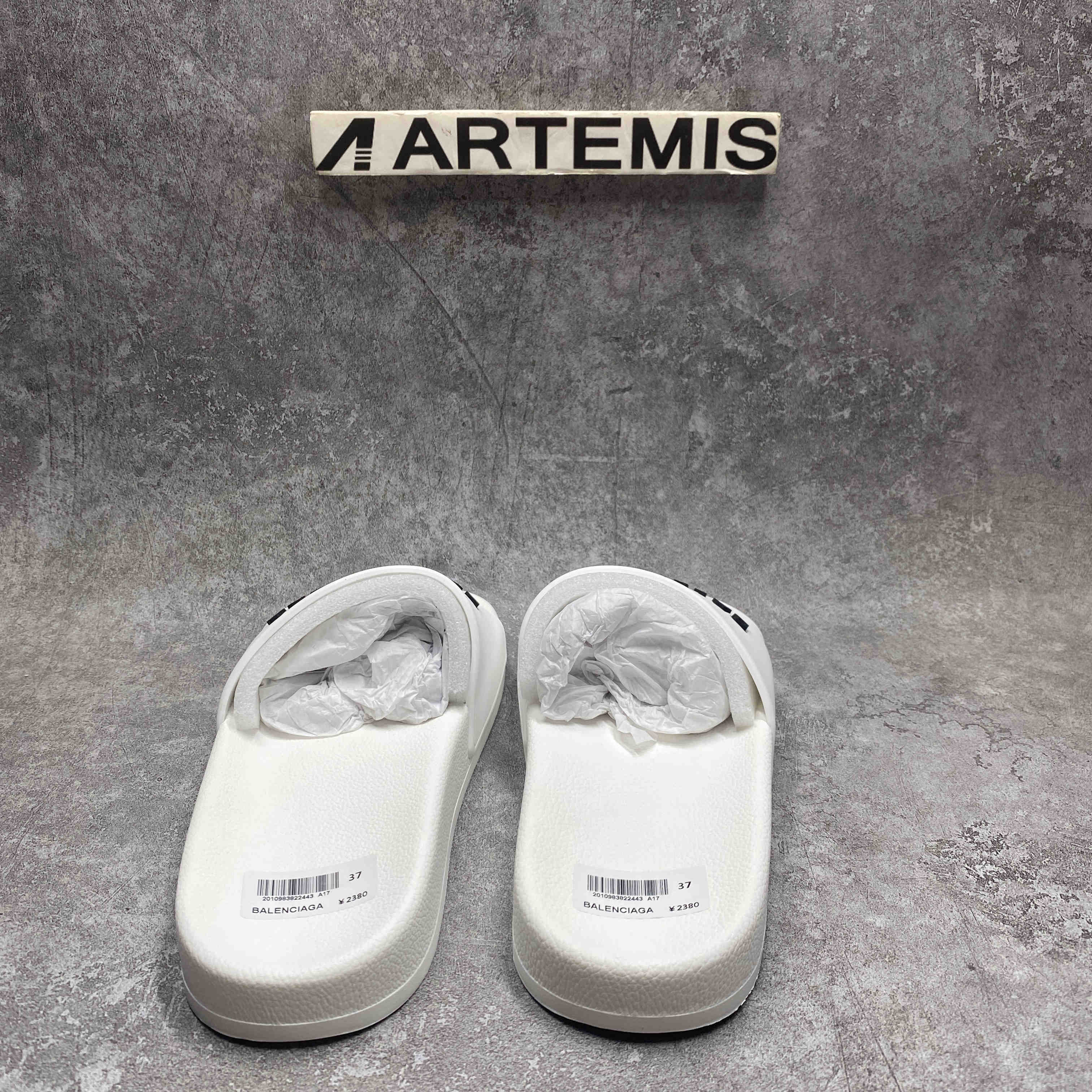 Ba*len*cia*ga pool slide white