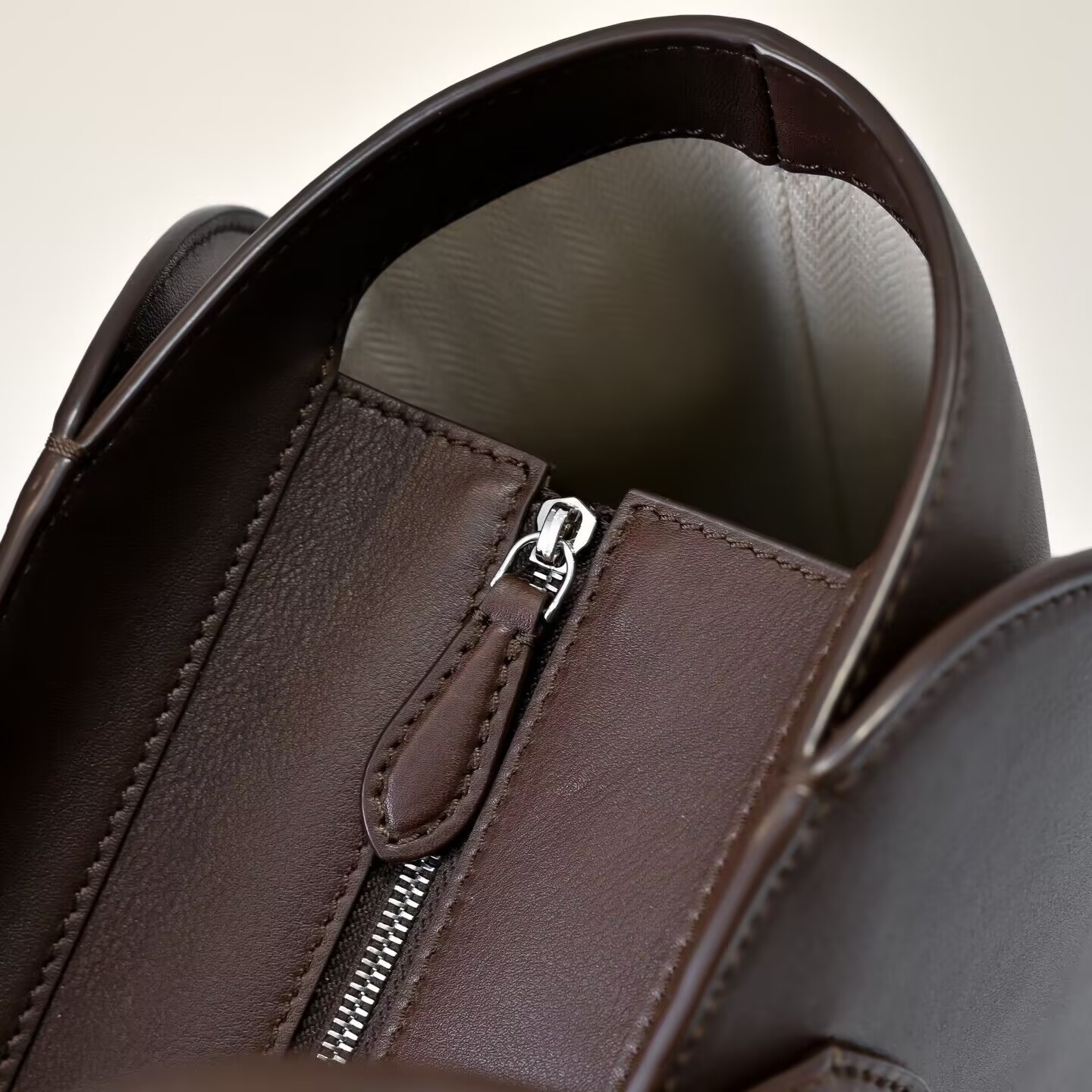 T*e R0w marlo bag in leather 30x14x21cm