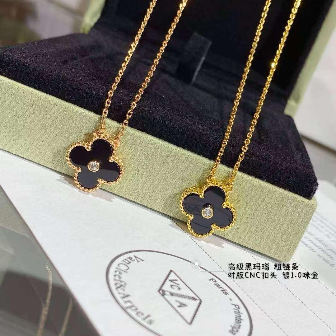 V*N CL*F & arpels medium classic four leaf clover necklace diameter approx 1.5cm chain length approx 40+5cm