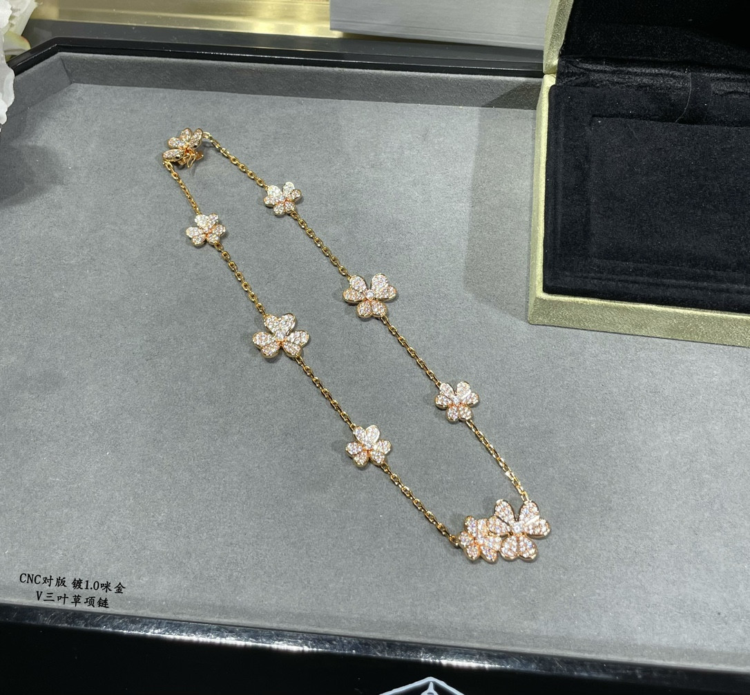 V*N CL*F & arpels necklace