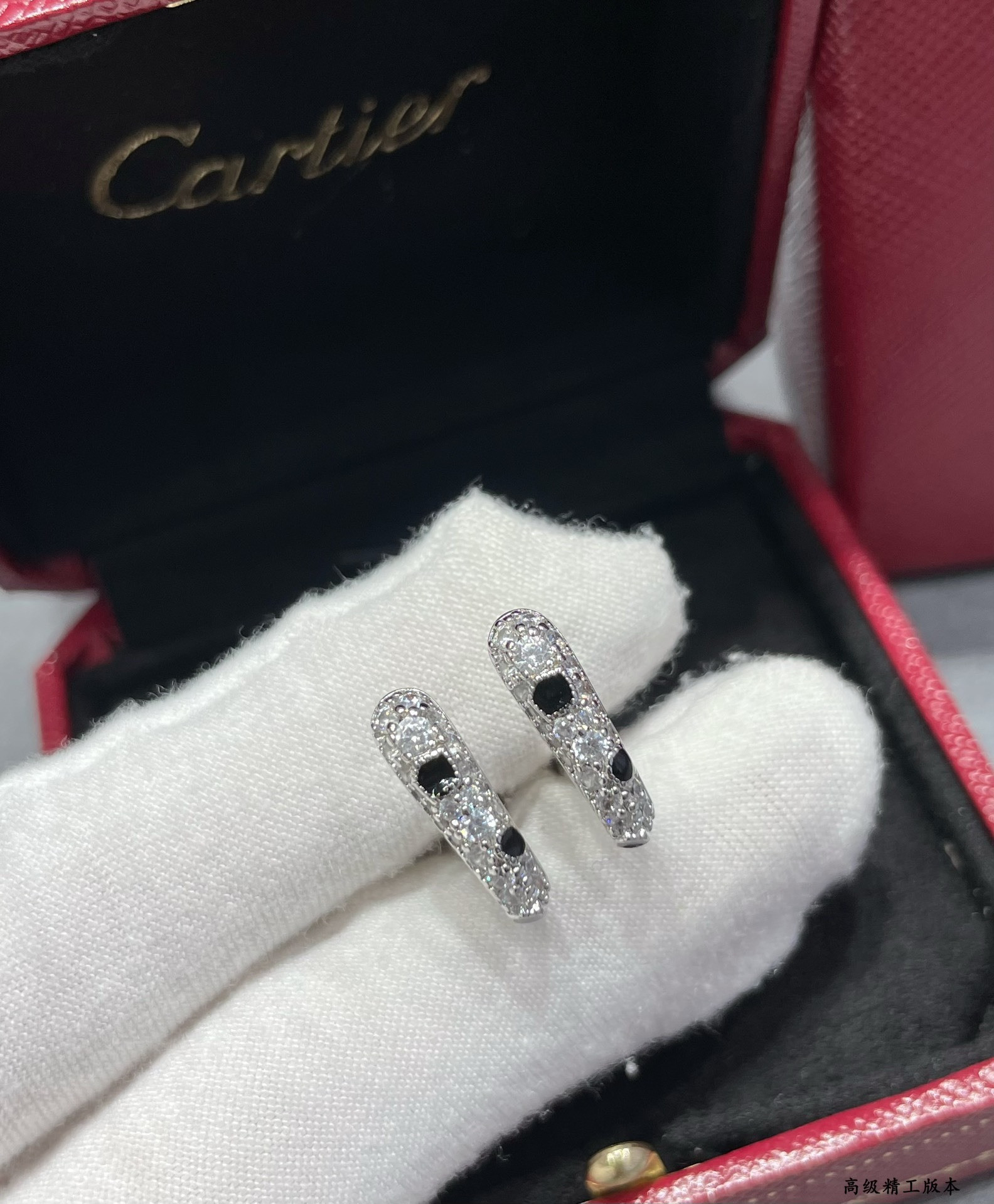 Ca*t*er u-shaped spot earrings