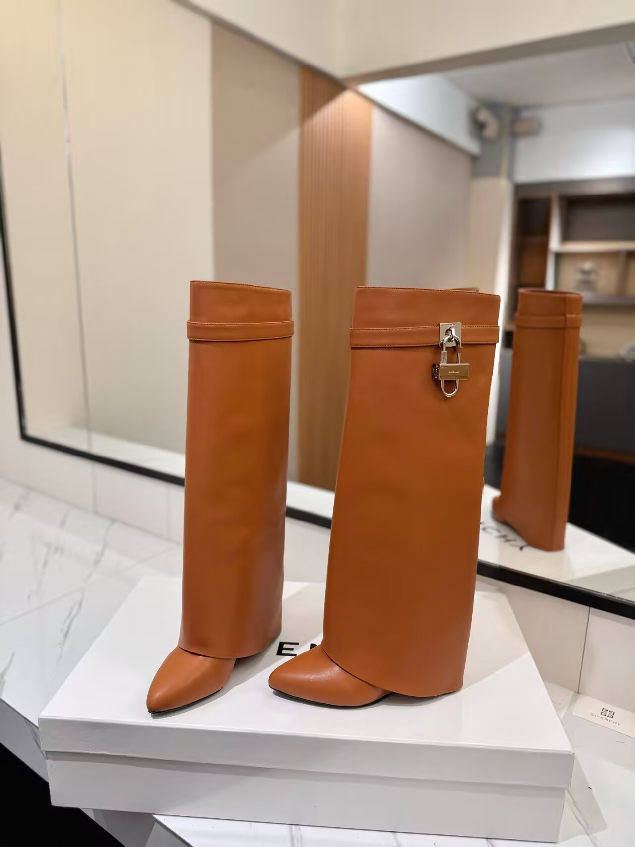 ua G1uenchy shark lock boots in leather(production about 10 days)