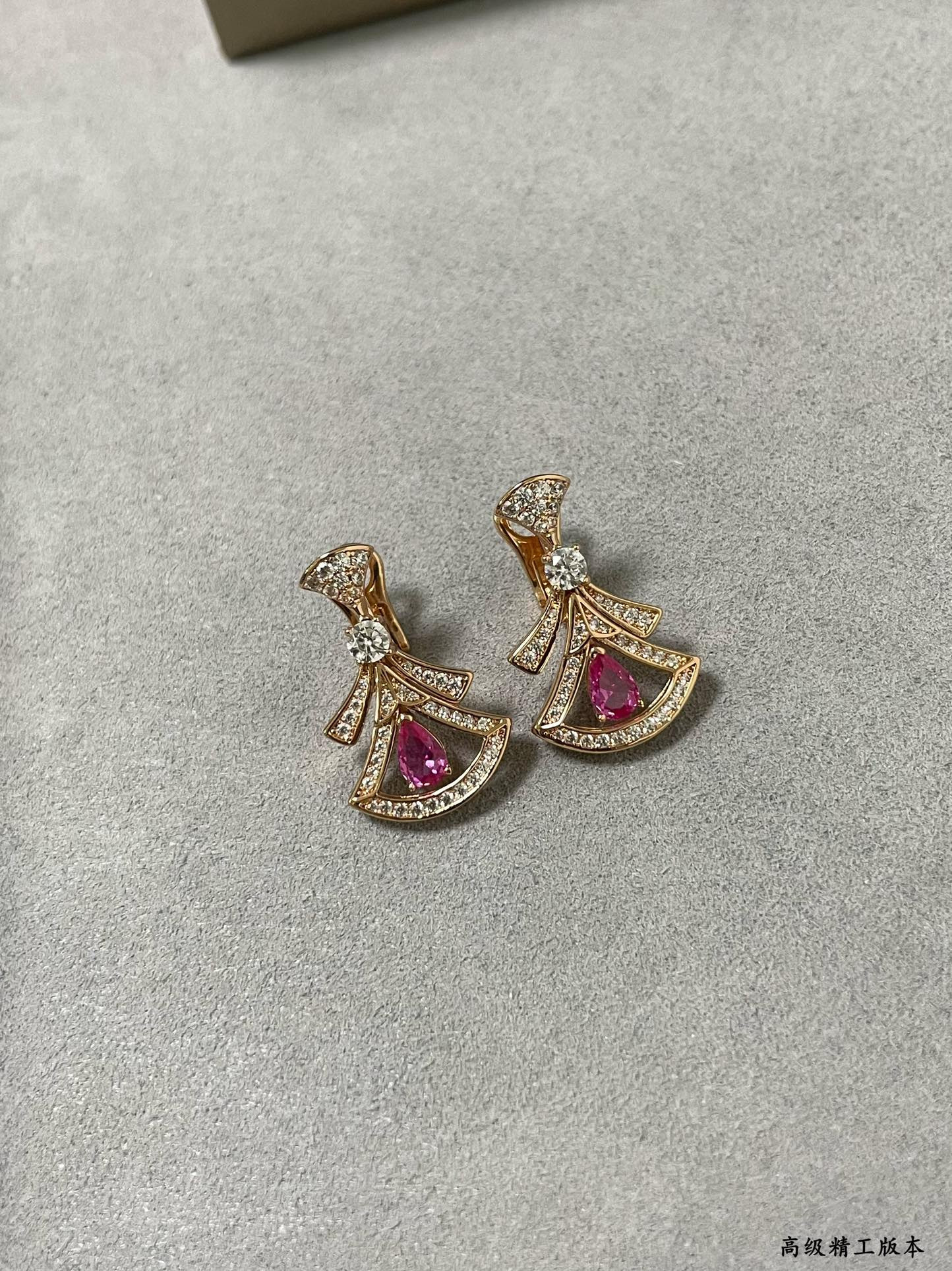 b*l*ai red Di*m*nd fan-shaped skirt earrings