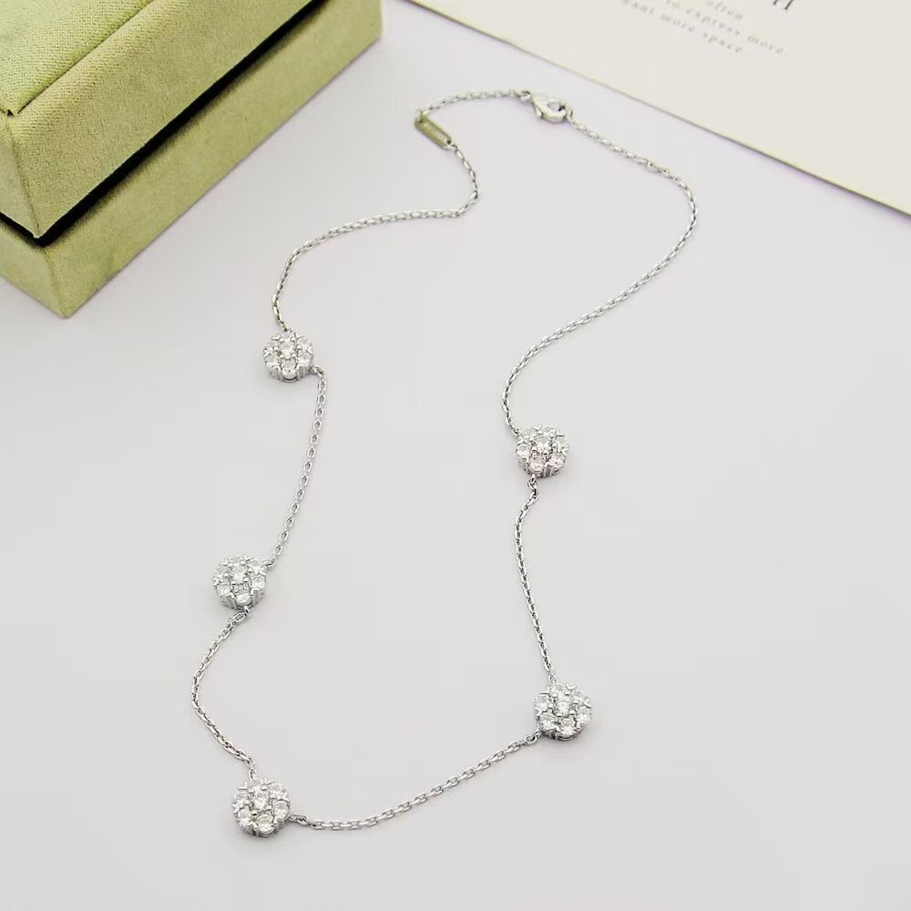 V*N CL*F & arpels fleurette necklace