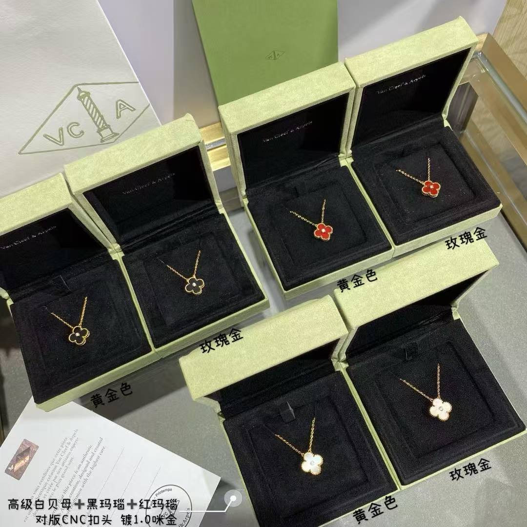 V*N CL*F & arpels medium classic four leaf clover necklace diameter approx 1.5cm chain length approx 40+5cm