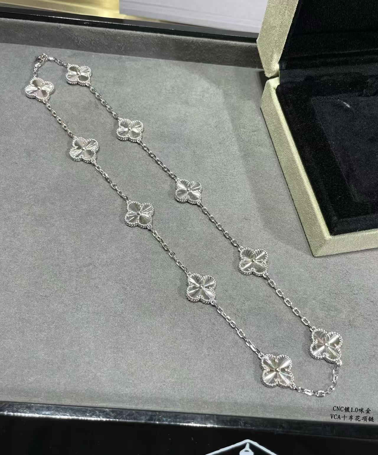 V*N CL*F & arpels ten-flower four-leaf clover necklace