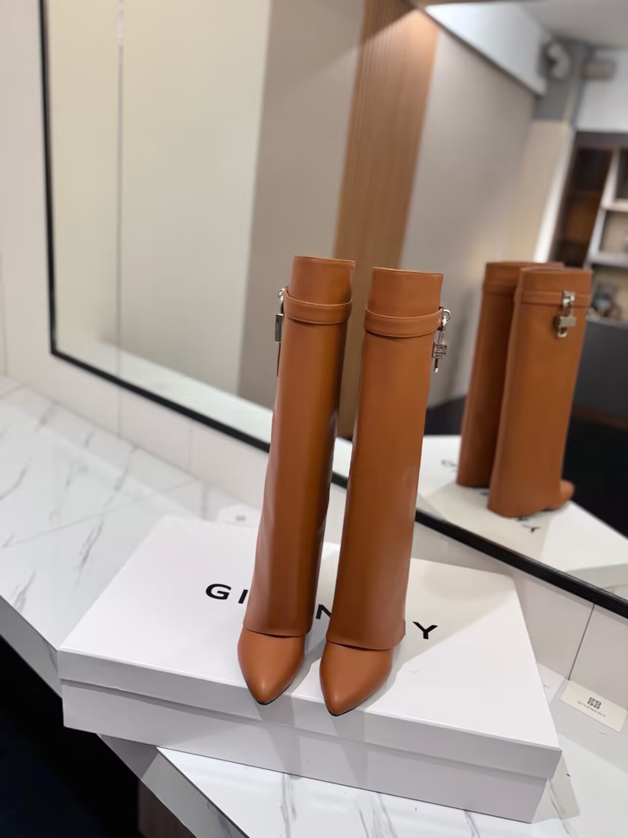 ua G1uenchy shark lock boots in leather(production about 10 days)