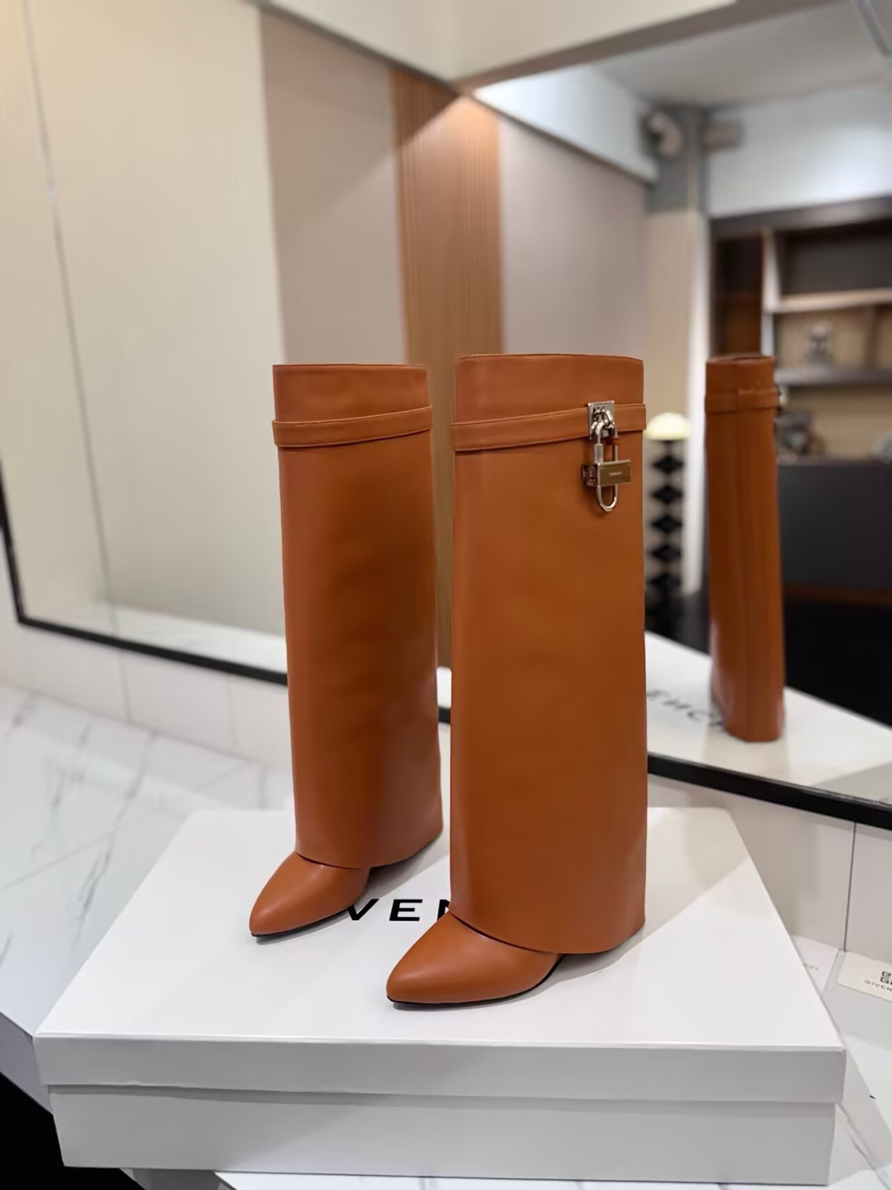 ua G1uenchy shark lock boots in leather(production about 10 days)