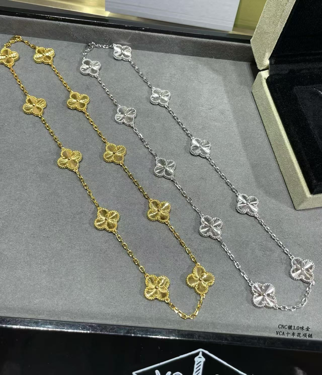 V*N CL*F & arpels ten-flower four-leaf clover necklace