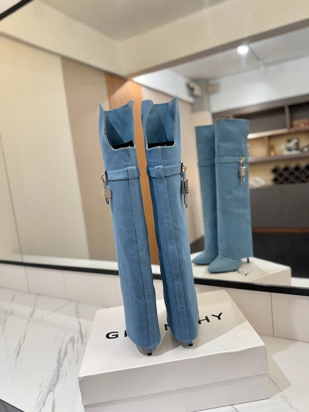 ua G1uenchy shark lock boots(production about 10 days)