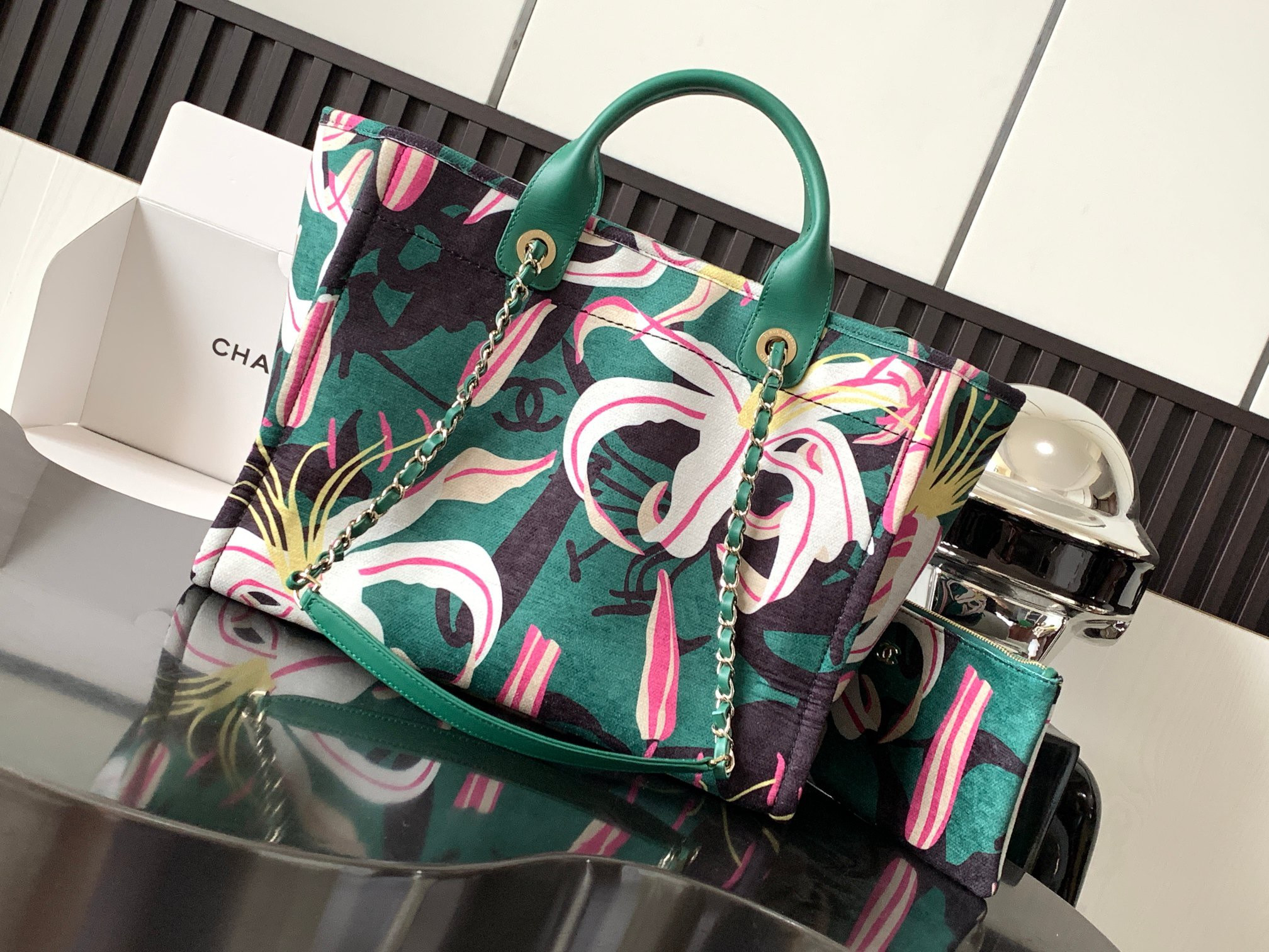 Ch*el shopping bag 35x27x16cm (bag opening 41cm)