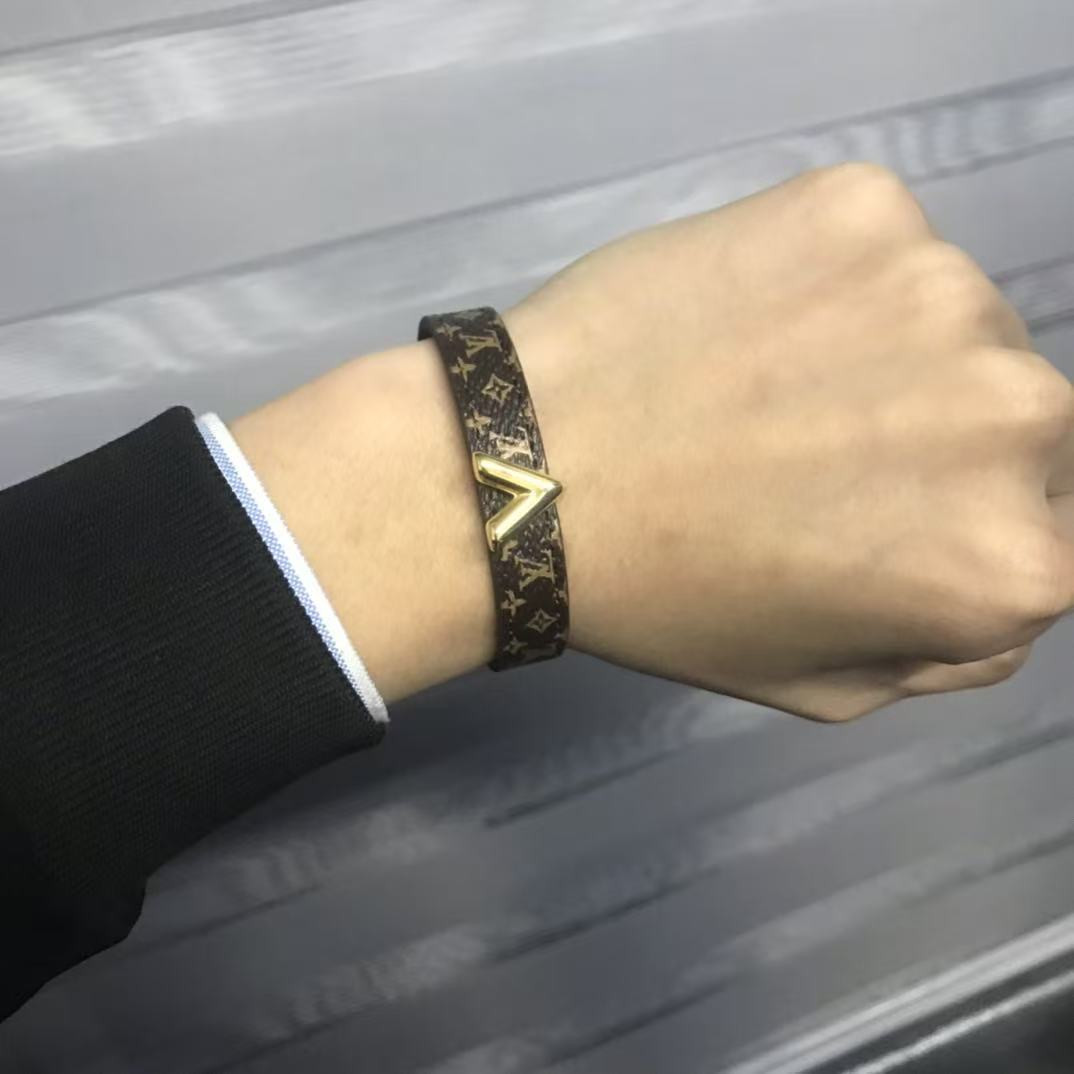 l0*is V*t0n essential v bracelet