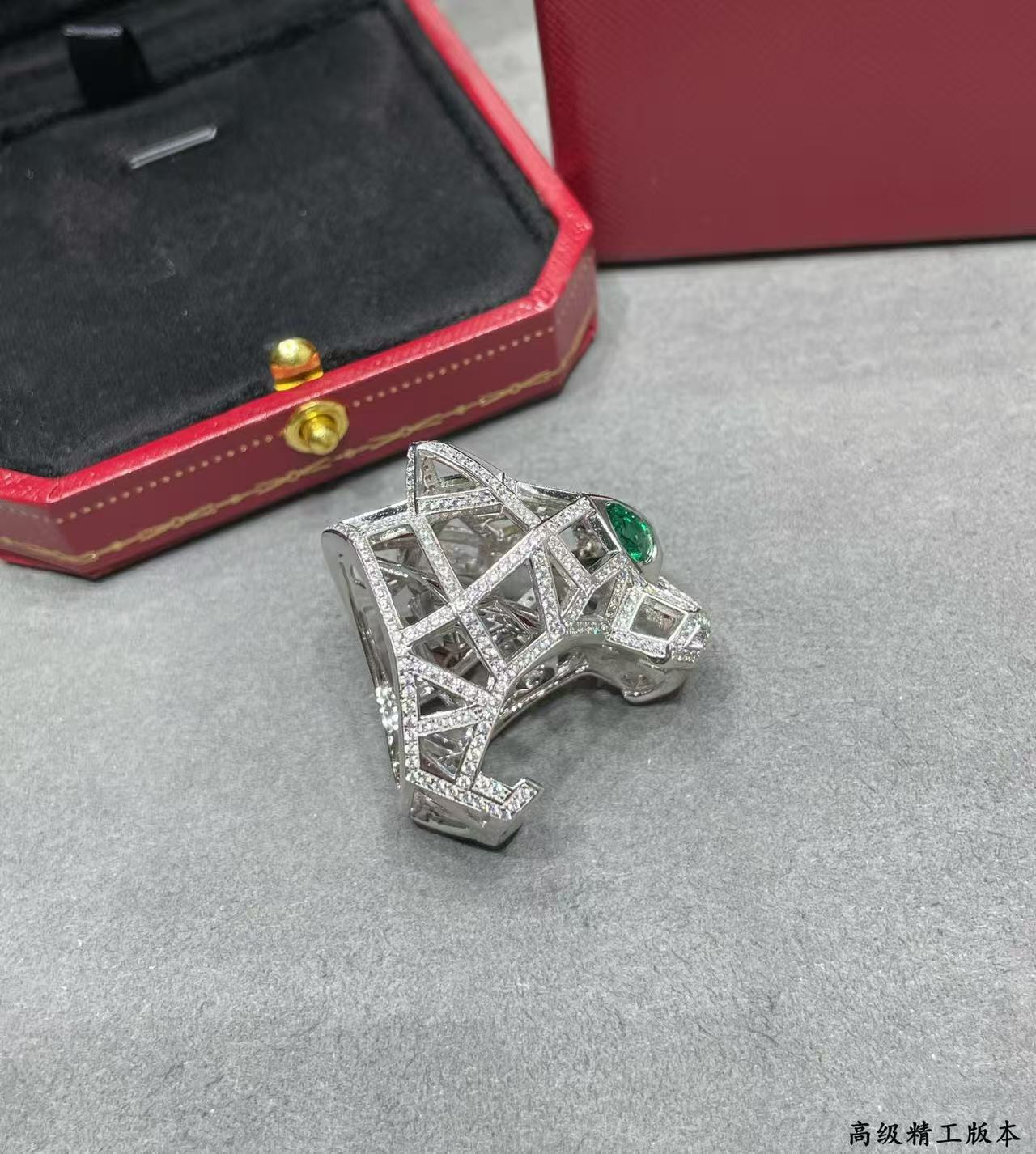 Ca*t*er panthère de Ca*t*er ring