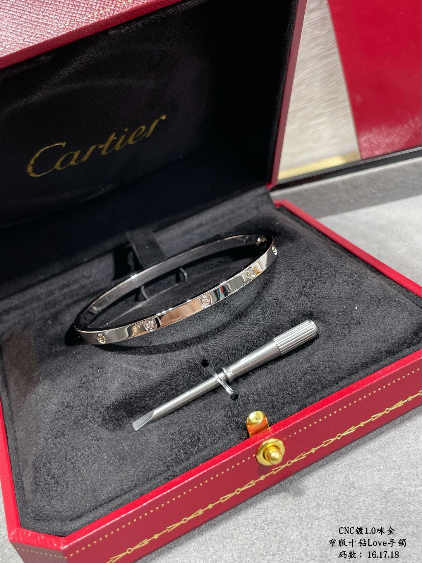 ca*t*er narrow version with Di*m*nd bracelet
