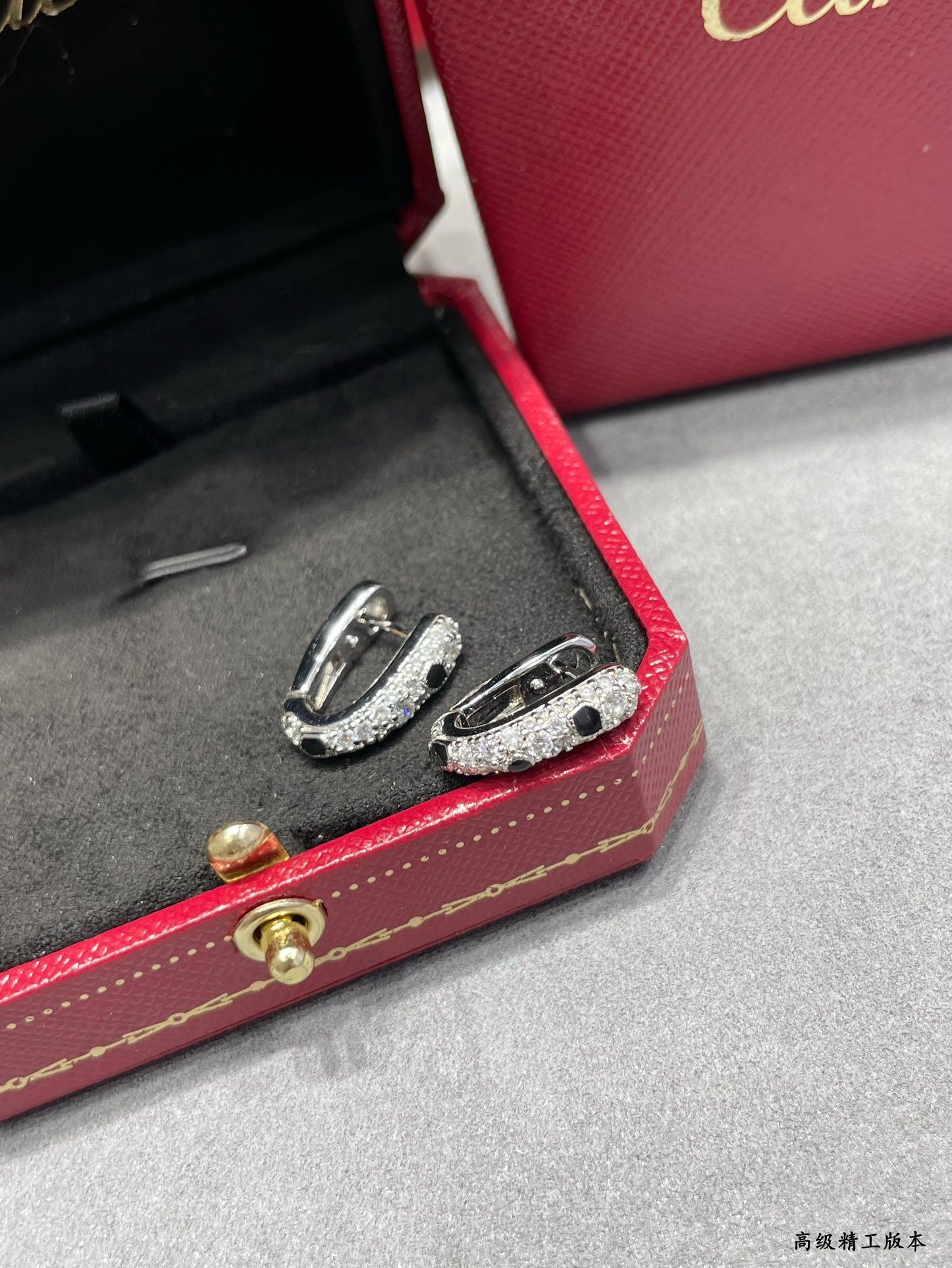 Ca*t*er u-shaped spot earrings