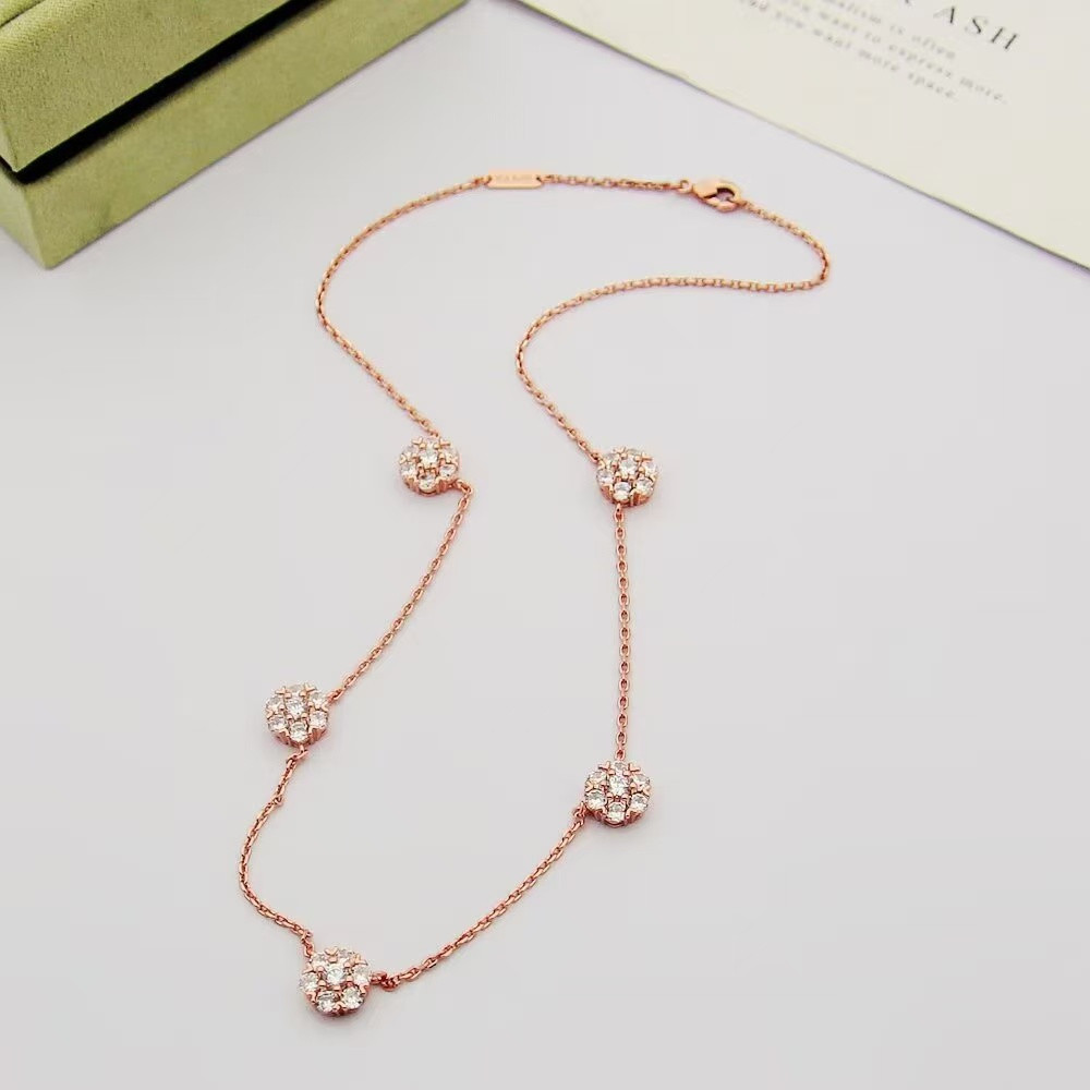 V*N CL*F & arpels fleurette necklace