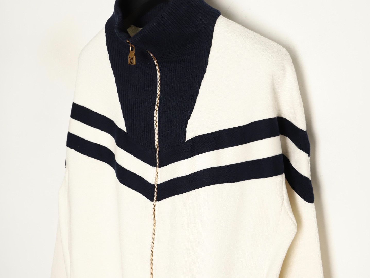 l0*is V*t0n lv knitting coats