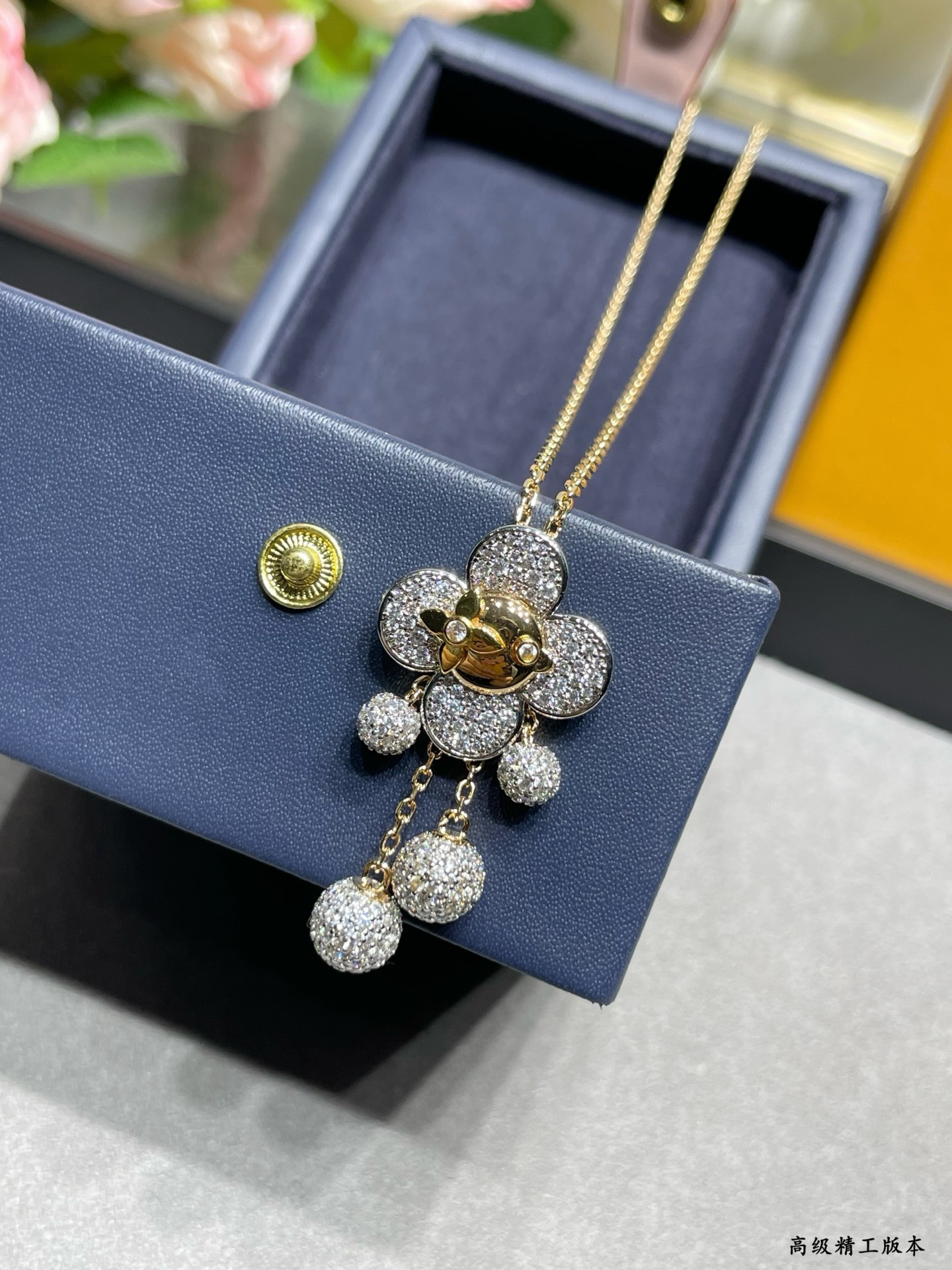 l0*is V*t0n necklace