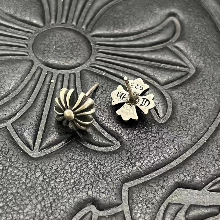 Ch**me He**ts cross stud earrings