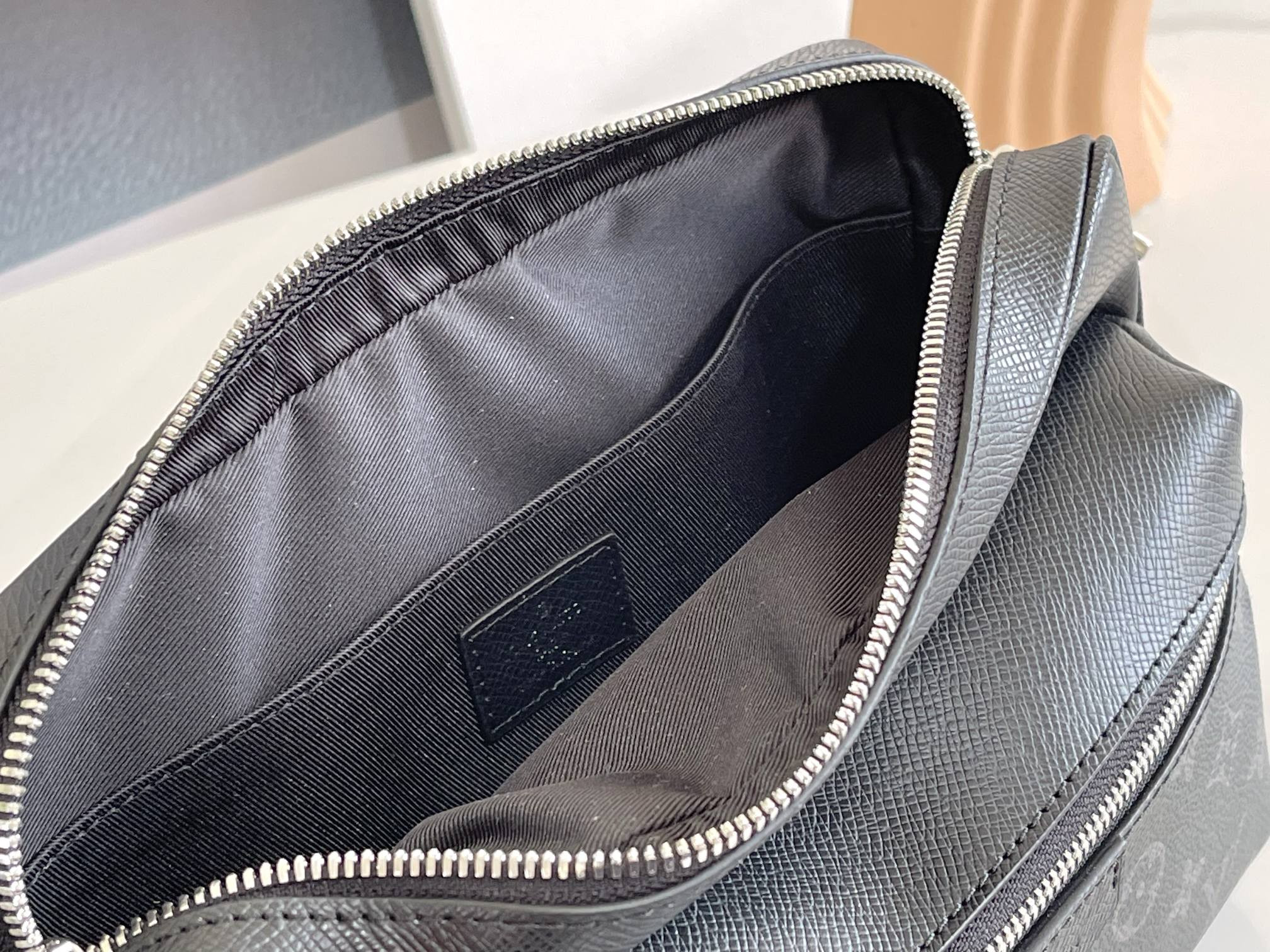 LV M30233 Outdoor Messenger 10.2 x 7.9 x 4.1 inches