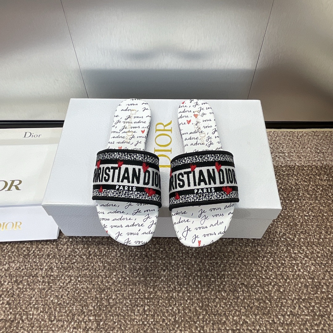 ua D*oramour dway slide