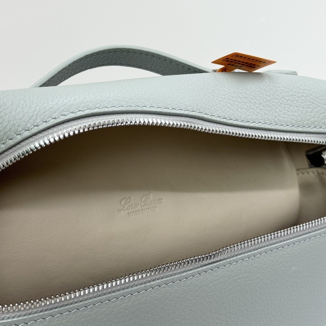 L**o p*ana extra pocket backpack l23.5 grained calfskin 23 x 21 x 8 cm