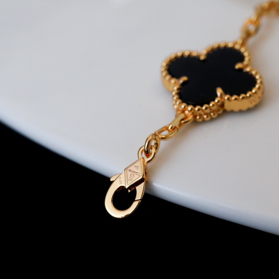 V*N CL*F & arpels vintage alhambra bracelet, 5 motifs 19cm