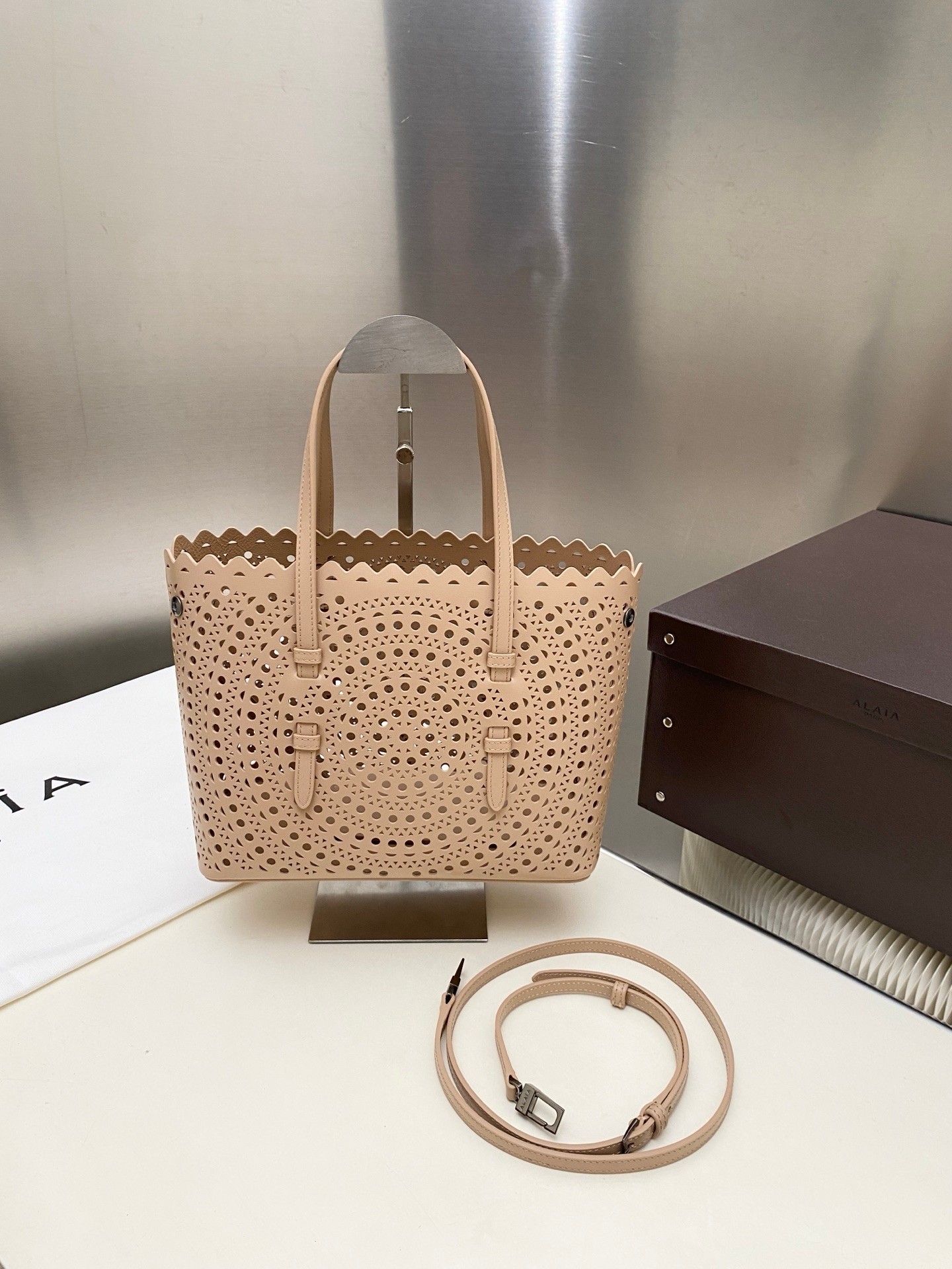 ALAÏA Mina 25 bag 25x20x12cm