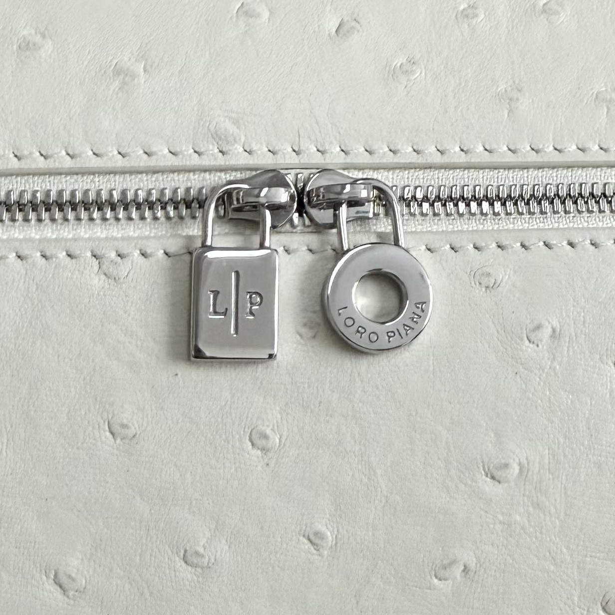 L**o p*ana extra pocket l27 ostrich-grained leather 16x27x10cm