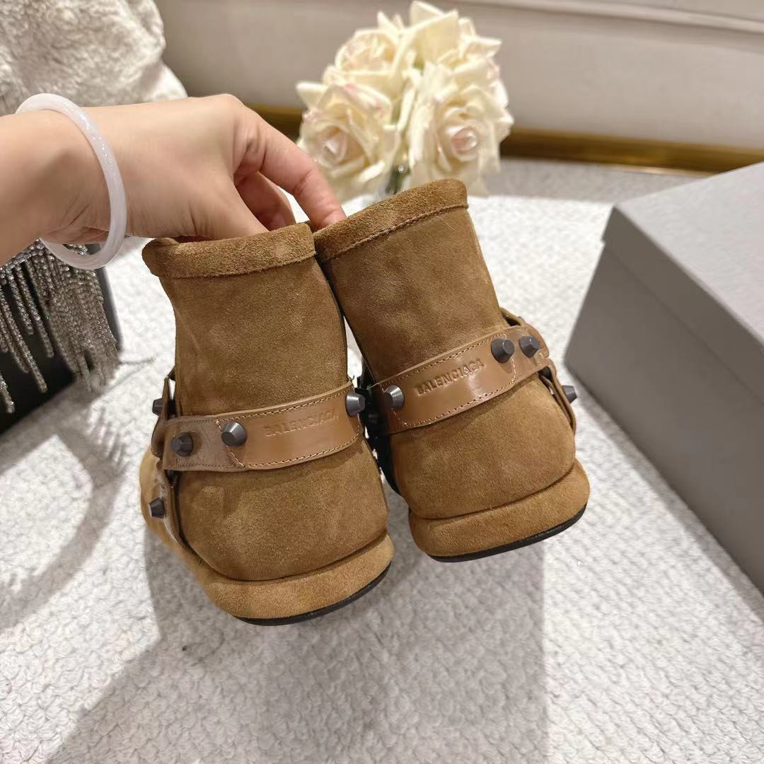 ua Ba*len*cia*ga alaska soft booties