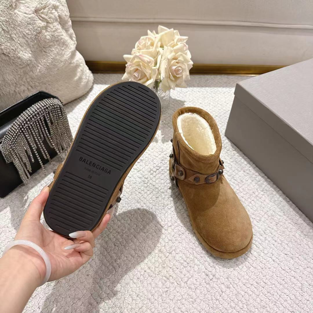 ua Ba*len*cia*ga alaska soft booties