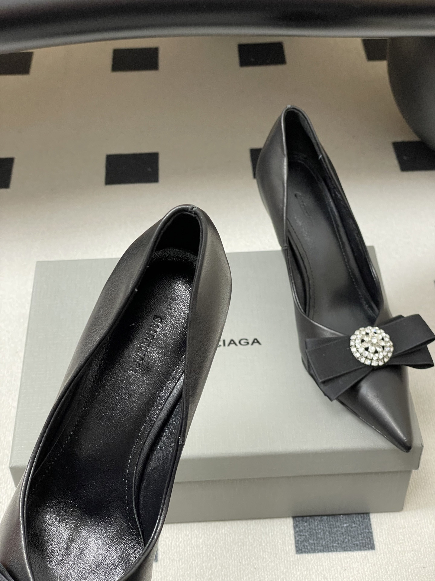 ua Ba*len*cia*ga avenue palazzo pump